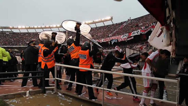 Razzi marittimi e lanci di oggetti al Superclasico: River Plate “Pronti a punire i colpevoli” - immagine 1