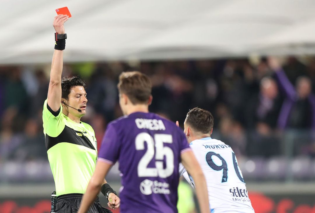 FLORENCE, ITALY - APRIL 18: Antonio Damato referee shows the red card to Alessandro Murgia of SS Lazio during the serie A match between ACF Fiorentina and SS Lazio at Stadio Artemio Franchi on April 18, 2018 in Florence, Italy.  (Photo by Gabriele Maltinti/Getty Images)  
