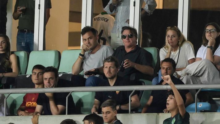 Esonero Mourinho non piace a parte dei tifosi della Roma. Appare lo striscione Friedkin out - immagine 1