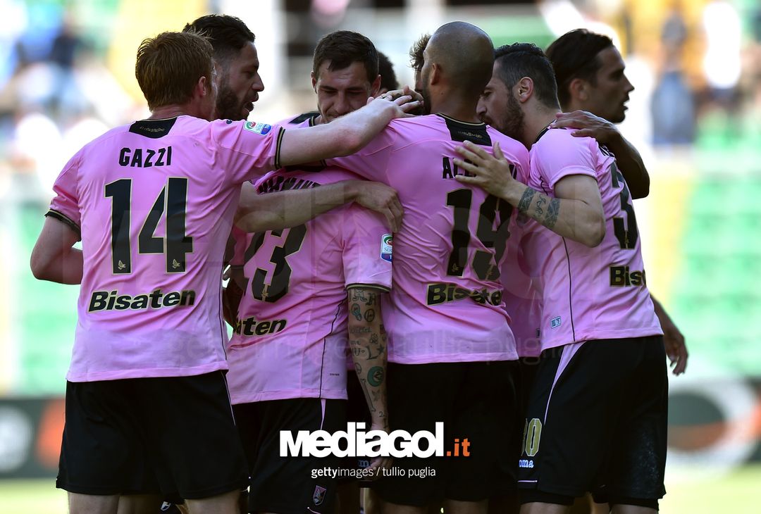  PALERMO, ITALY - APRIL 30:  Alessandro Diamanti of Palermo is celebrated after scoring the opening goal during the Serie A match between US Citta di Palermo and ACF Fiorentina at Stadio Renzo Barbera on April 30, 2017 in Palermo, Italy.  (Photo by Tullio M. Puglia/Getty Images) 