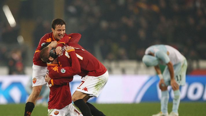 ROME - DECEMBER 06: Matteo Brighi (L), Daniele De Rossi (2ndL) and Marco Cassetti (R) of AS Roma celebrate the victory after the Serie A match between Roma and Lazio at Stadio Olimpico on December 6, 2009 in Rome, Italy. (Photo by Paolo Bruno/Getty Images) STORIA DERBY ROMA