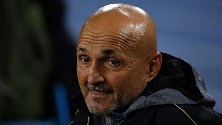 Napoli's Italian coach Luciano Spalletti looks on prior to the Italian Serie A football match between SSC Napoli and AC Milan on April 2, 2023 at the Diego-Maradona stadium in Naples. (Photo by Tiziana FABI / AFP) (Photo by TIZIANA FABI/AFP via Getty Images) Spalletti: “Maldini irrispettoso: cos’è successo! Su Raspadori e ora dopo la sconfitta…” - immagine 1