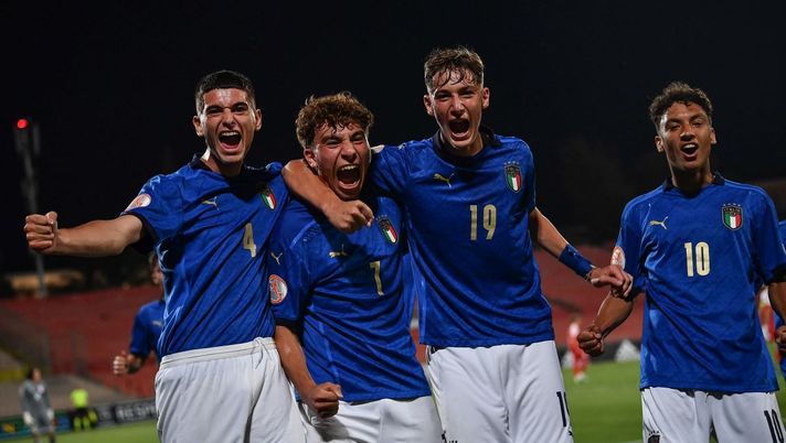 RAMAT GAN, ISRAEL - May 22: Luca Di Maggio of Italy, second from left, celebrates with team mates after scoring their side's first goal during the UEFA European Under-17 Championship Finals Group A match between Luxembourg and Italy at the Ramat Gan Municipal Stadium on May 22, 2022 in Ramat Gan, Israel. (Photo by David Fitzgerald - UEFA/UEFA via Sportsfile) Euro U17, brillano i talenti di scuola Inter: dagli italiani a Stankovic, il punto - immagine 1