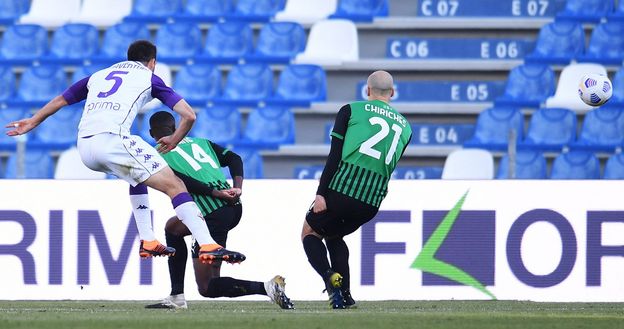 REGGIO NELL'EMILIA, ITALY - APRIL 17: Giacomo Bonaventura of ACF Fiorentina scores their team's first goal during the Serie A match between US Sassuolo and ACF Fiorentina at Mapei Stadium - Citta del Tricolore on April 17, 2021 in Reggio nell'Emilia, Italy. Sporting stadiums around Italy remain under strict restrictions due to the Coronavirus Pandemic as Government social distancing laws prohibit fans inside venues resulting in games being played behind closed doors. (Photo by Alessandro Sabattini/Getty Images) REGGIO NELL'EMILIA, ITALY - APRIL 17: Giacomo Bonaventura of ACF Fiorentina scores their team's first goal during the Serie A match between US Sassuolo and ACF Fiorentina at Mapei Stadium - Citta del Tricolore on April 17, 2021 in Reggio nell'Emilia, Italy. Sporting stadiums around Italy remain under strict restrictions due to the Coronavirus Pandemic as Government social distancing laws prohibit fans inside venues resulting in games being played behind closed doors. (Photo by Alessandro Sabattini/Getty Images)