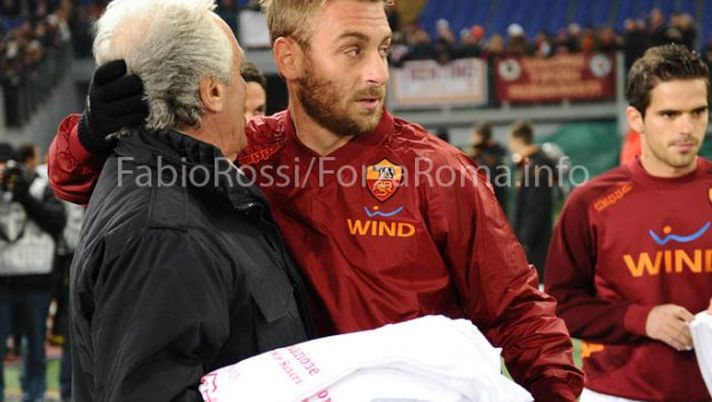 Roma-Lecce: squadre in campo per il riscaldamento con la maglia Fondazione Sandri (FOTO) - immagine 1