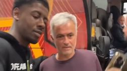 VIDEO / Un fan dribbla l’addetto alla sicurezza. “Aveva detto no. Mourinho…”