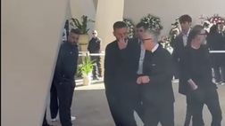 Joe Barone, alla camera ardente ci sono anche De Rossi, Carlo Conti e Marco Masini