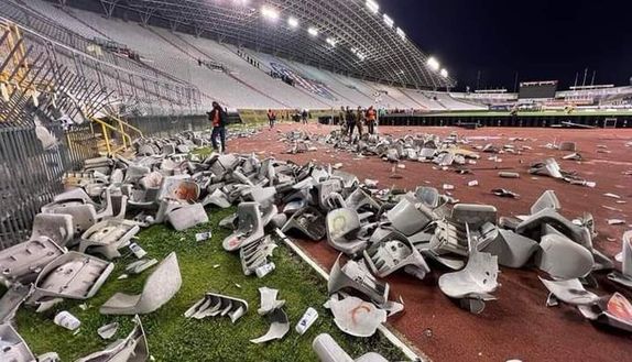 Spalato, caos al derby con la Dinamo! Ultras in campo, i giocatori fuggono impauriti…- immagine 2