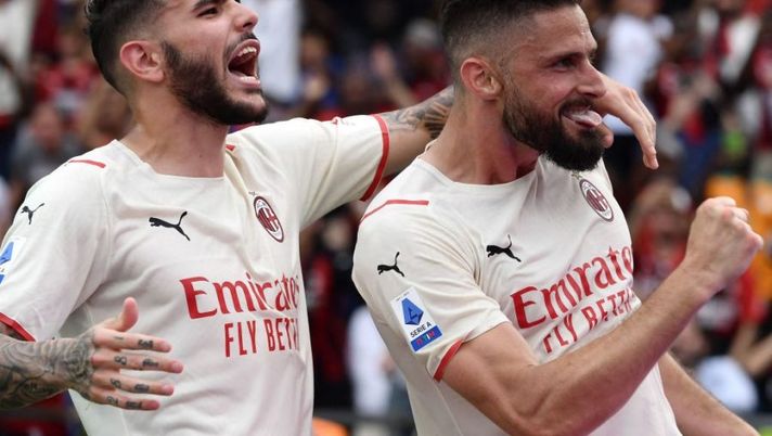 AC Milan's French forward Olivier Giroud (R) celebrates with AC Milan's French defender Theo Hernandez after scoring his second goal during the Italian Serie A football match between Sassuolo and AC Milan on May 22, 2022 at the Mapei - Citta del Tricolore stadium in Sassuolo. (Photo by Filippo MONTEFORTE / AFP) (Photo by FILIPPO MONTEFORTE/AFP via Getty Images) Theo Hernandez: “La gente parlava, Inter favorita… ora voglio vedere cosa dicono” - immagine 1