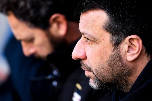 GENOA, ITALY - JANUARY 15: Roberto D'Aversa head coach of Sampdoria (R) looks on before the Serie A match between UC Sampdoria and Torino FC at Stadio Luigi Ferraris on January 15, 2022 in Genoa, Italy. (Photo by Getty Images) Juric, battuto con merito D’Aversa. Ma che rischio con Vanja titolare- immagine 3
