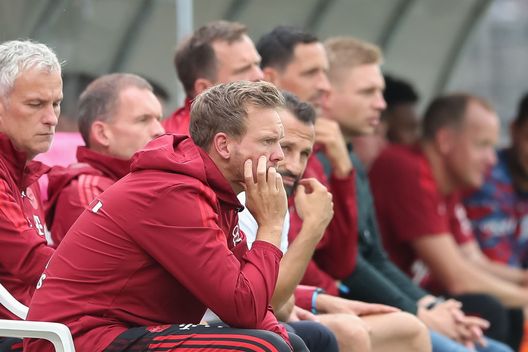 VILLINGEN-SCHWENNINGEN, GERMANY - JULY 17: Julian Nagelsmann Head coach of FC Bayern Muenchen reacts next to Hasan Salihamidzic, Managing Director Sport of FC Bayern Muenchen during a pre-season friendly match between 1. FC Köln and FC Bayern München at MS Technologie-Arena on July 17, 2021 in Villingen-Schwenningen, Germany. (Photo by Christian Kaspar-Bartke/Getty Images) Bayern, crisi aperta. Nagelsmann deluso, Salihamidzic furioso: “Rivoltati come calzini. Così non si vince” - immagine 1