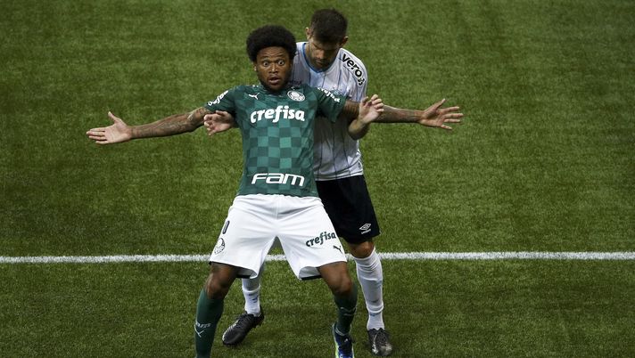 SAO PAULO, BRAZIL - MARCH 07: Luiz Adriano (F) of Palmeiras fights for the ball with Walter Kannemann of Gremio during the final of 2020 Copa do Brasil between Palmeiras and Gremio at Allianz Parque on March 07, 2021 in Sao Paulo, Brazil. (Photo by Buda Mendes/Getty Images) 