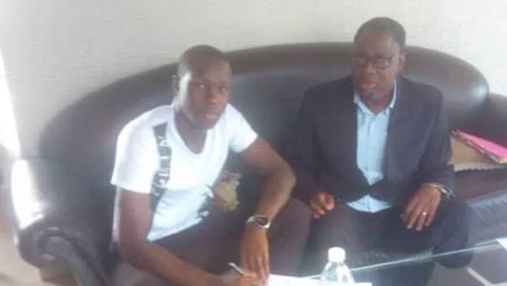 Singo al momento della firma del suo contratto col Torino con il presidente del Denguele D'Odienne