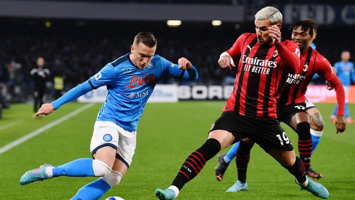 NAPLES, ITALY - MARCH 06: Piotr Zielinski of SSC Napoli is challenged by Theo Hernandez of AC Milan during the Serie A match between SSC Napoli and AC Milan at Stadio Diego Armando Maradona on March 06, 2022 in Naples, . (Photo by Francesco Pecoraro/Getty Images)