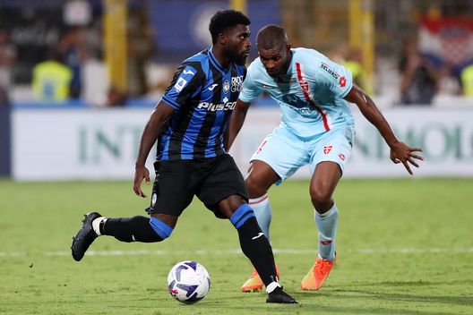 MONZA, ITALY - SEPTEMBER 05: Jeremie Boga of Atalanta BC is challenged by Marlon of AC Monza during the Serie A match between AC Monza and Atalanta BC at Stadio Brianteo on September 05, 2022 in Monza, Italy. (Photo by Marco Luzzani/Getty Images) Consigli Fantacalcio, 5 attaccanti per la 23a giornata: in rampa di lancio Piatek e Boga. Gabbiadini da ex- immagine 6