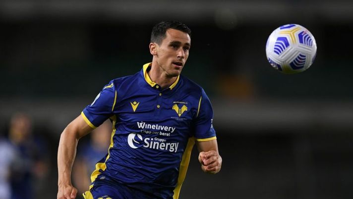 VERONA, ITALY - MAY 17: Kevin Lasagna of Hellas Verona in action during the Serie A match between Hellas Verona FC and Bologna FC at Stadio Marcantonio Bentegodi on May 17, 2021 in Verona, Italy. (Photo by Alessandro Sabattini/Getty Images)  Gazzetta: “Spezia, il primo nome per l’attacco è Lasagna: 5 profili nel casting” - immagine 1