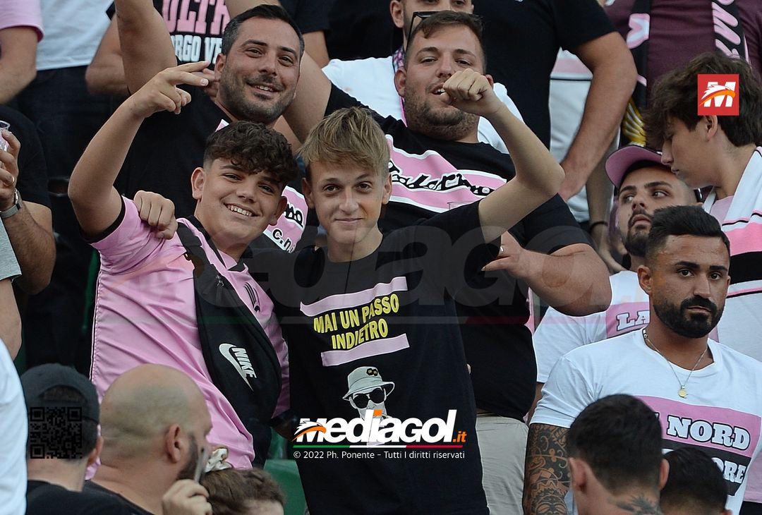 Fototifo, i tifosi allo stadio per Palermo-Feralpisaló 1-0 (gallery) - immagine 169