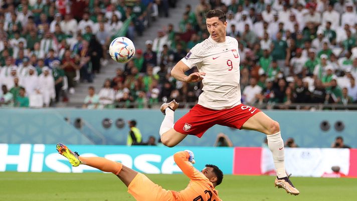 AL RAYYAN, QATAR - NOVEMBER 26: Robert Lewandowski of Poland evades the challenge from goalkeeper Mohammed Al-Owais of Saudi Arabia during the FIFA World Cup Qatar 2022 Group C match between Poland and Saudi Arabia at Education City Stadium on November 26, 2022 in Al Rayyan, Qatar. (Photo by Michael Steele/Getty Images) Bologna, senti Brambati: “Lewandowski scartato dai rossoblù” - immagine 1
