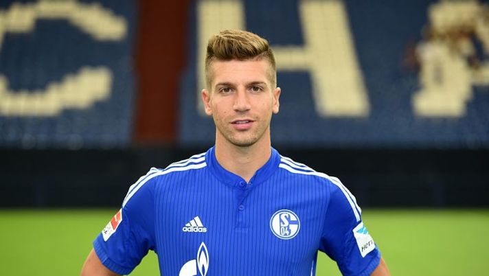 Schalke's defender Matija Nastasic poses during the team presentation of Schalke 04 on July 17, 2015 in Gelsenkirchen, western Germany. AFP PHOTO / PATRIK STOLLARZ (Photo credit should read PATRIK STOLLARZ/AFP/Getty Images) Roma, lo Schalke ha cambiato idea per Nastasic - immagine 1