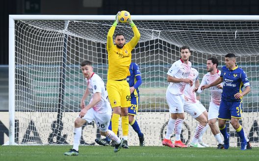 Donnarumma in presa alta nella partita tra Hellas Verona e Milan Donnarumma in presa alta nella partita tra Hellas Verona e Milan