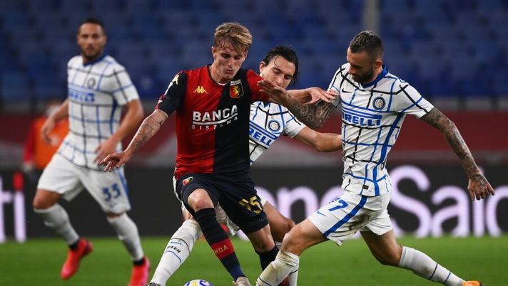 Genoa's Italian defender Nicolo Rovella from (L) fights for the ball with Inter Milan's Croatian midfielder Marcelo Brozovic (R) during the Italian Serie A football match Genoa vs Inter Milan at the Luigi-Ferraris Stadium in Genoa, on October 24, 2020. (Photo by MARCO BERTORELLO / AFP) (Photo by MARCO BERTORELLO/AFP via Getty Images) Gazzetta: “La Juve chiude l’affare da 15 milioni: si attendono le firme, Rovella come Romero” - immagine 1