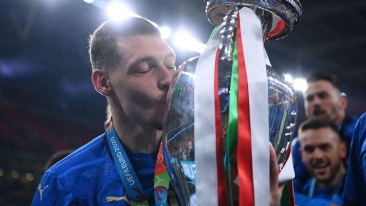 Italy's forward Andrea Belotti poses with the European Championship trophy after Italy won the UEFA EURO 2020 final football match between Italy and England at the Wembley Stadium in London on July 11, 2021. (Photo by Laurence Griffiths / POOL / AFP) (Photo by LAURENCE GRIFFITHS/POOL/AFP via Getty Images) Gazzetta: “C’è l’offerta per Belotti! La cifra record e la decisione è in mano al giocatore” - immagine 1