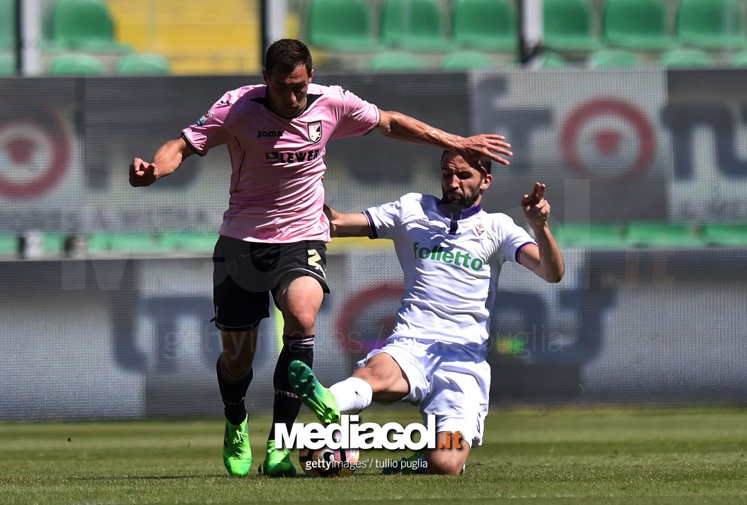  PALERMO, ITALY - APRIL 30: Mato Jajalo (L) of Palermo is challenged by Milan Badelj of Fiorentina  during the Serie A match between US Citta di Palermo and ACF Fiorentina at Stadio Renzo Barbera on April 30, 2017 in Palermo, Italy.  (Photo by Tullio M. Puglia/Getty Images) 