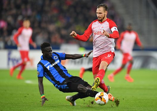 SALZBURG, AUSTRIA - FEBRUARY 21: Andreas Ulmer of RB Salzburg is challenged by Krepin Diatta of Club Brugge during the UEFA Europa League Round of 32 Second Leg match between RB Salzburg and Club Brugge at Red Bull Arena on February 21, 2019 in Salzburg, Austria. (Photo by Sebastian Widmann/Bongarts/Getty Images ) SALZBURG, AUSTRIA - FEBRUARY 21: Andreas Ulmer of RB Salzburg is challenged by Krepin Diatta of Club Brugge during the UEFA Europa League Round of 32 Second Leg match between RB Salzburg and Club Brugge at Red Bull Arena on February 21, 2019 in Salzburg, Austria. (Photo by Sebastian Widmann/Bongarts/Getty Images )