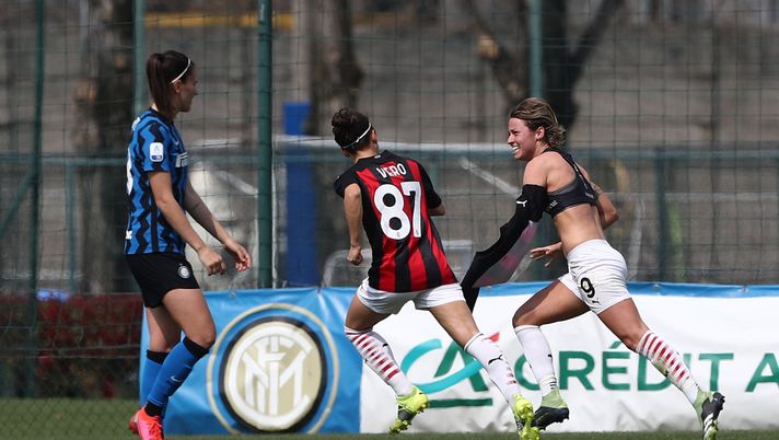 MILAN, ITALY - MARCH 28: Valentina Giacinti (R) of AC Milan celebrates her third goal during the Women Serie A match between FC Internazionale and AC Milan at Suning Youth Development Centre in memory of Giacinto Facchetti on March 28, 2021 in Milan, Italy. (Photo by Marco Luzzani/Getty Images) 