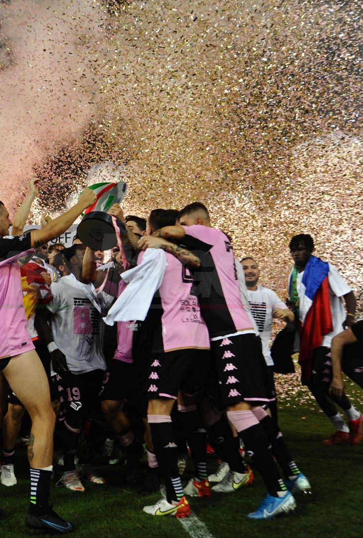 FOTO Palermo in Serie B, i festeggiamenti dei rosanero al Renzo Barbera (Gallery) - immagine 16