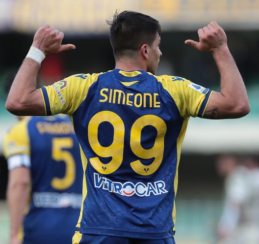 VERONA, ITALY - FEBRUARY 27: Giovanni Simeone of Hellas Verona celebrates his third goal during the Serie A match between Hellas Verona and Venezia FC at Stadio Marcantonio Bentegodi on February 27, 2022 in Verona, Italy. (Photo by Emilio Andreoli/Getty Images) Tutti vogliono Simeone: per l’ex viola si muove anche una big inglese- immagine 2