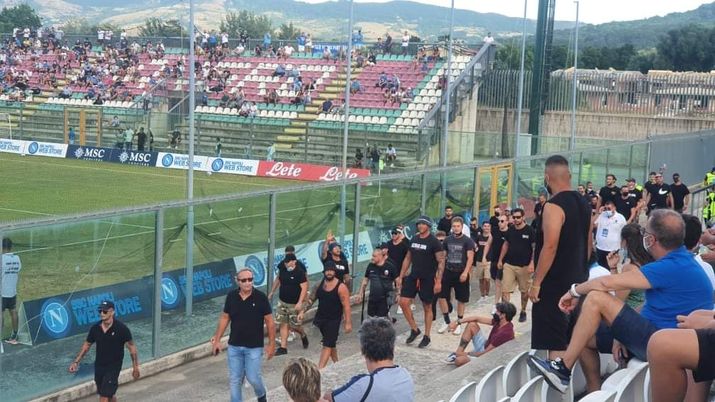 Gli Ultras dell’Ascoli invadono il settore dei tifosi del Napoli 