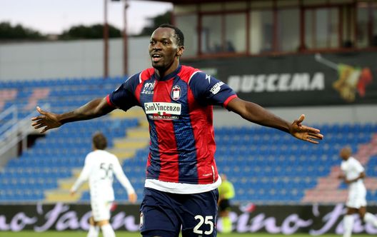 CROTONE, ITALY - JANUARY 17: Nwankwo Simy of Crotone celebrates his team's third goal during the Serie A match between FC Crotone and Benevento Calcio at Stadio Comunale Ezio Scida on January 17, 2021 in Crotone, Italy. (Photo by Maurizio Lagana/Getty Images) CROTONE, ITALY - JANUARY 17: Nwankwo Simy of Crotone celebrates his team's third goal during the Serie A match between FC Crotone and Benevento Calcio at Stadio Comunale Ezio Scida on January 17, 2021 in Crotone, Italy. (Photo by Maurizio Lagana/Getty Images)
