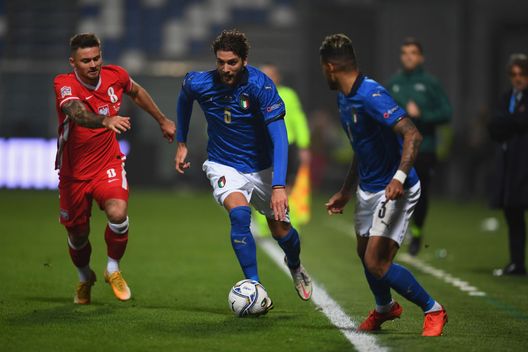 REGGIO NELL'EMILIA, ITALY - NOVEMBER 15: Manuel Locatelli of Italy competes for the ball with Karol Linetty of Poland during the UEFA Nations League group stage match between Italy and Poland at Mapei Stadium - Citta' del Tricolore on November 15, 2020 in Reggio nell'Emilia, Italy. (Photo by Claudio Villa/Getty Images) REGGIO NELL'EMILIA, ITALY - NOVEMBER 15: Manuel Locatelli of Italy competes for the ball with Karol Linetty of Poland during the UEFA Nations League group stage match between Italy and Poland at Mapei Stadium - Citta' del Tricolore on November 15, 2020 in Reggio nell'Emilia, Italy. (Photo by Claudio Villa/Getty Images)