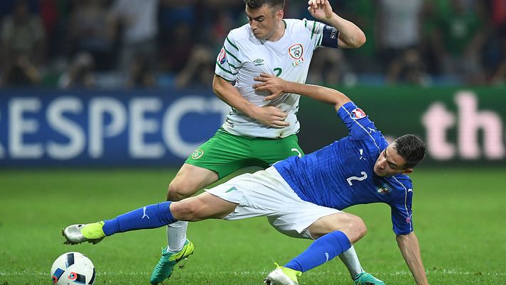 LILLE, FRANCE - JUNE 22:  Seamus Coleman of Republic of Ireland and Mattia De Sciglio of Italy compete for the ball during the UEFA EURO 2016 Group E match between Italy and Republic of Ireland at Stade Pierre-Mauroy on June 22, 2016 in Lille, France.  (Photo by Matthias Hangst/Getty Images) 