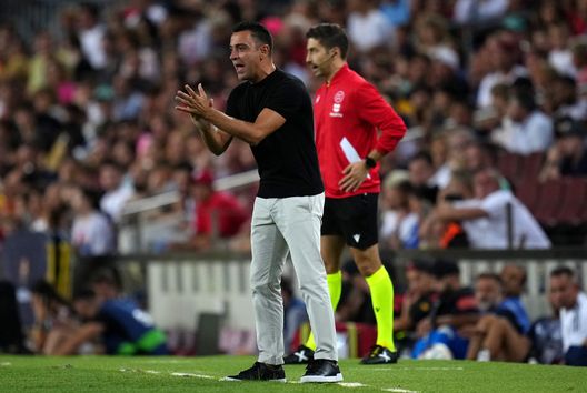 BARCELONA, SPAIN - AUGUST 28: Xavi, Head Coach of Barcelona applauds during the LaLiga Santander match between FC Barcelona and Real Valladolid CF at Camp Nou on August 28, 2022 in Barcelona, Spain. (Photo by Alex Caparros/Getty Images) Alonso ostaggio degli esuberi del Barcellona: l’accordo c’è, ma serve cedere- immagine 2