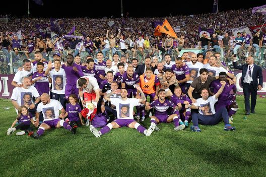 FLORENCE, ITALY - MAY 21: All players of ACF Fiorentina celebrates the victory after during the Serie A match between ACF Fiorentina and Juventus at Stadio Artemio Franchi on May 21, 2022 in Florence, Italy. (Photo by Gabriele Maltinti/Getty Images) Diritti tv, le cifre: ecco quanto incassa la Fiorentina- immagine 2