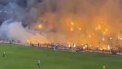 Derby di Belgrado, i fuochi delle due curve: fumogeni in campo per accogliere i giocatori