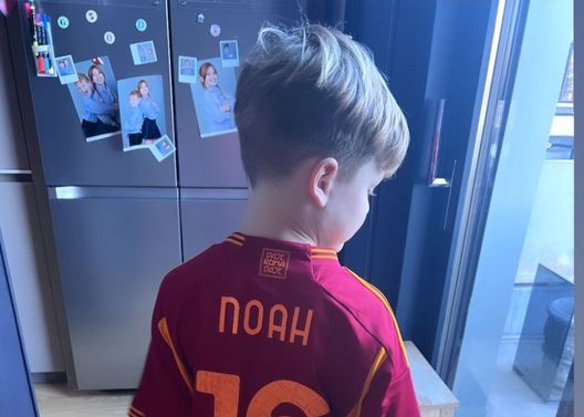 De Rossi, l’amore della famiglia prima dell’esordio: Noah posa con la maglia giallorossa De Rossi, l’amore della famiglia prima dell’esordio: Noah posa con la maglia giallorossa - immagine 1