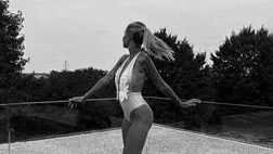 Zoe Cristofoli incanta in bianco nero: la foto in costume conquista i followers