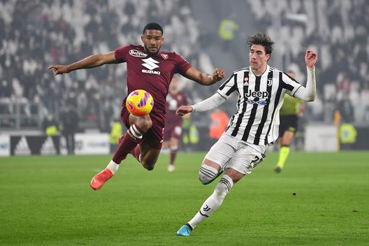 TURIN, ITALY - FEBRUARY 18: Gleison Bremer of Torino FC in action against Dusan Vlahovic of Juventus during the Serie A match between Juventus and Torino FC at Allianz Stadium on February 18, 2022 in Turin, Italy. (Photo by Valerio Pennicino/Getty Images) Torino, Bremer annulla (di nuovo) Vlahovic: il suo valore è in continuo aumento- immagine 2