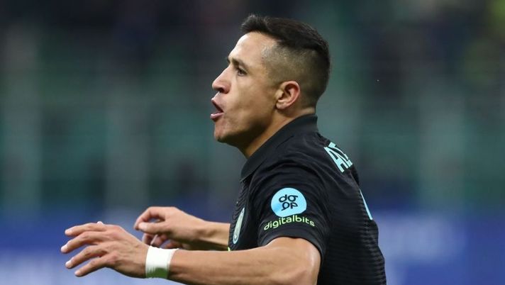 MILAN, ITALY - FEBRUARY 08: Alexis Sanchez of FC Internazionale celebrates his goal during the Coppa Italia match between FC Internazionale and AS Roma at Stadio Giuseppe Meazza on February 08, 2022 in Milan, Italy. (Photo by Marco Luzzani/Getty Images) Sky: “Attacco Inter, chi parte: via Alexis Sanchez, non è facile per Dzeko e Correa” - immagine 1