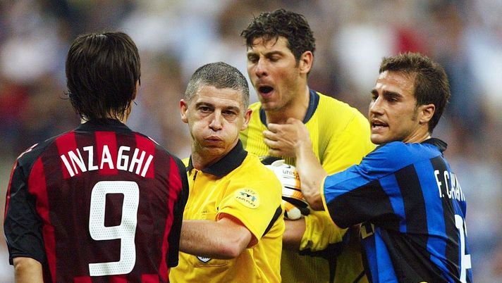 MILAN, ITALY - MAY 13: Champions League 02/03, Mailand; Inter Mailand - AC Mailand 1:1; Filippo INZAGHI/AC Mailand, Schiedsrichter Gilles VEISSIERE, Torwart Francesco TOLDO, Fabio CANNAVARO/Inter (Photo by Sandra Behne/Bongarts/Getty Images) MILAN, ITALY - MAY 13: Champions League 02/03, Mailand; Inter Mailand - AC Mailand 1:1; Filippo INZAGHI/AC Mailand, Schiedsrichter Gilles VEISSIERE, Torwart Francesco TOLDO, Fabio CANNAVARO/Inter (Photo by Sandra Behne/Bongarts/Getty Images)