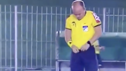 Brasile, arbitro urina in campo e viene ripreso dalle telecamere