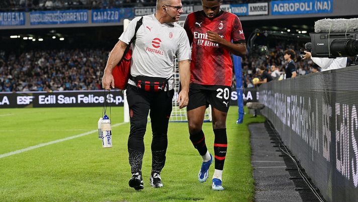 Pierre Kalulu (difensore AC Milan) esce per infortunio durante Napoli-Milan 2-2 (Serie A 2023-2024) | News (Getty Images) infortunio Pierre Kalulu AC Milan Napoli-Milan 2-2 Serie A 2023-2024