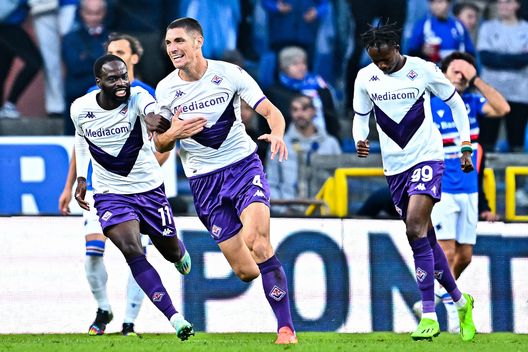 GENOA, ITALY - NOVEMBER 06: Nikola Milenkovic of Fiorentina (C) celebrates with his team-mates after scoring a goal during the Serie A match between UC Sampdoria and ACF Fiorentina at Stadio Luigi Ferraris on November 6, 2022 in Genoa, Italy. (Photo by Simone Arveda/Getty Images) Juric: “La Sampdoria ha ottimi giocatori. Contro la Fiorentina hanno fatto bene”- immagine 2