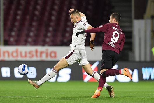 SALERNO, ITALY - APRIL 02: Alessandro Buongiorno of Torino FC vies with Federico Bonazzoli of US Salernitana during the Serie A match between US Salernitana and Torino FC at Stadio Arechi on April 02, 2022 in Salerno, Italy. (Photo by Francesco Pecoraro/Getty Images)