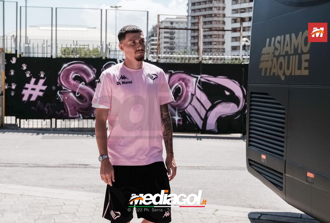 FOTO Reggina-Palermo, i rosanero di Corini in partenza dal “Renzo Barbera” (Gallery) - immagine 16