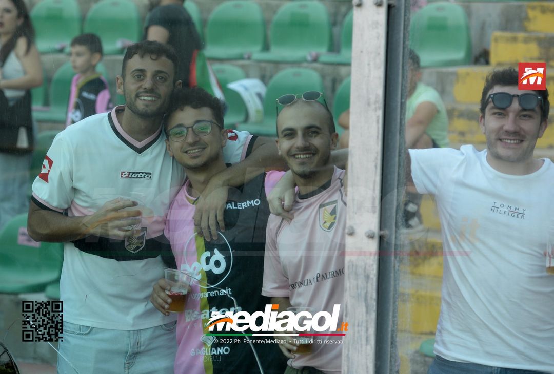 Fototifo, facce da Serie B. I tifosi allo stadio per Palermo-Padova 1-0 - immagine 108