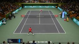 VIDEO / Tiafoe, ma che fai? Risponde al punto di Paul col dito medio